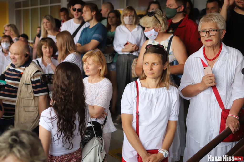 Kandydatka na prezydenta Swiatłana Cichanouska zagłosowała w wyborach na prezydenta Białorusi. Obok szkoły w mikrorejonie Uschod, gdzie głosowała Cichanouska, zebrali się ludzie, którzy powitali ją aplauzem.