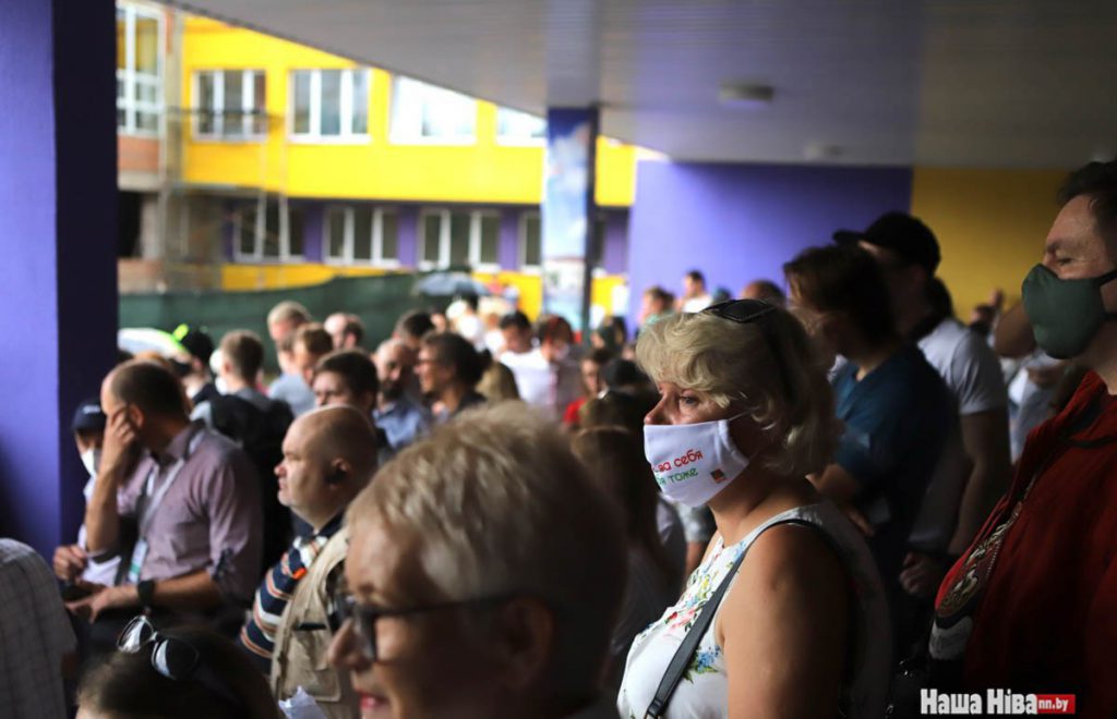 Setki osób przywitały Swiatłanę Cichanouską przy komisji wyborczej skandując "Swieta".