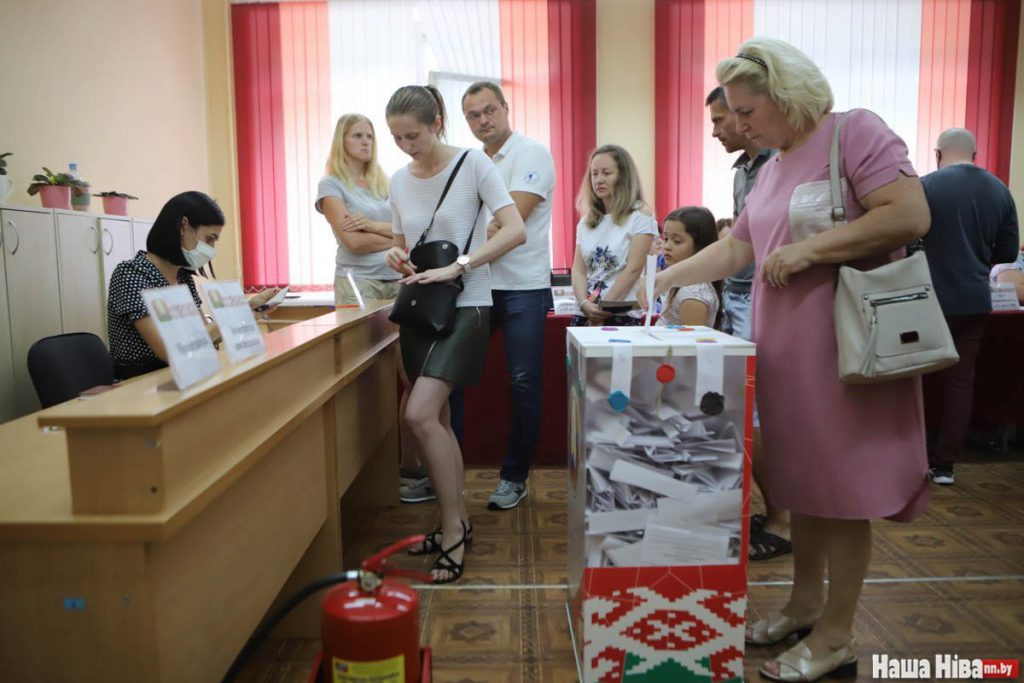 Głosowanie w obwodzie nr 18-19 Rejonu Moskiewskiego w Mińsku.