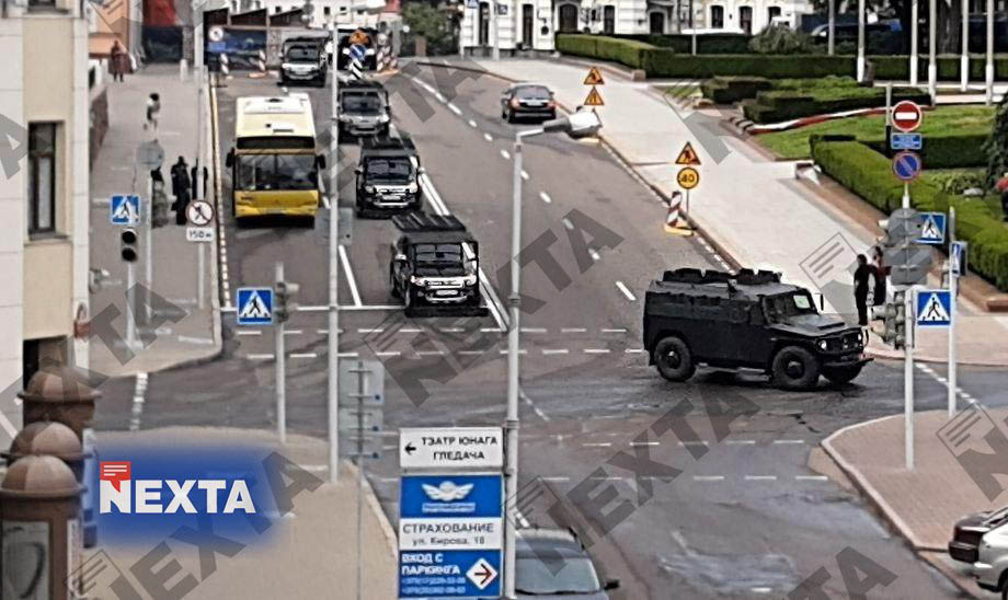 Opancerzone auta białoruskich służb porządkowych w Mińsku