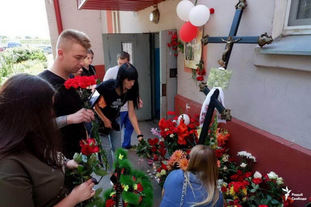 Składanie kwiatów pod domem zmarłego Aleksandra