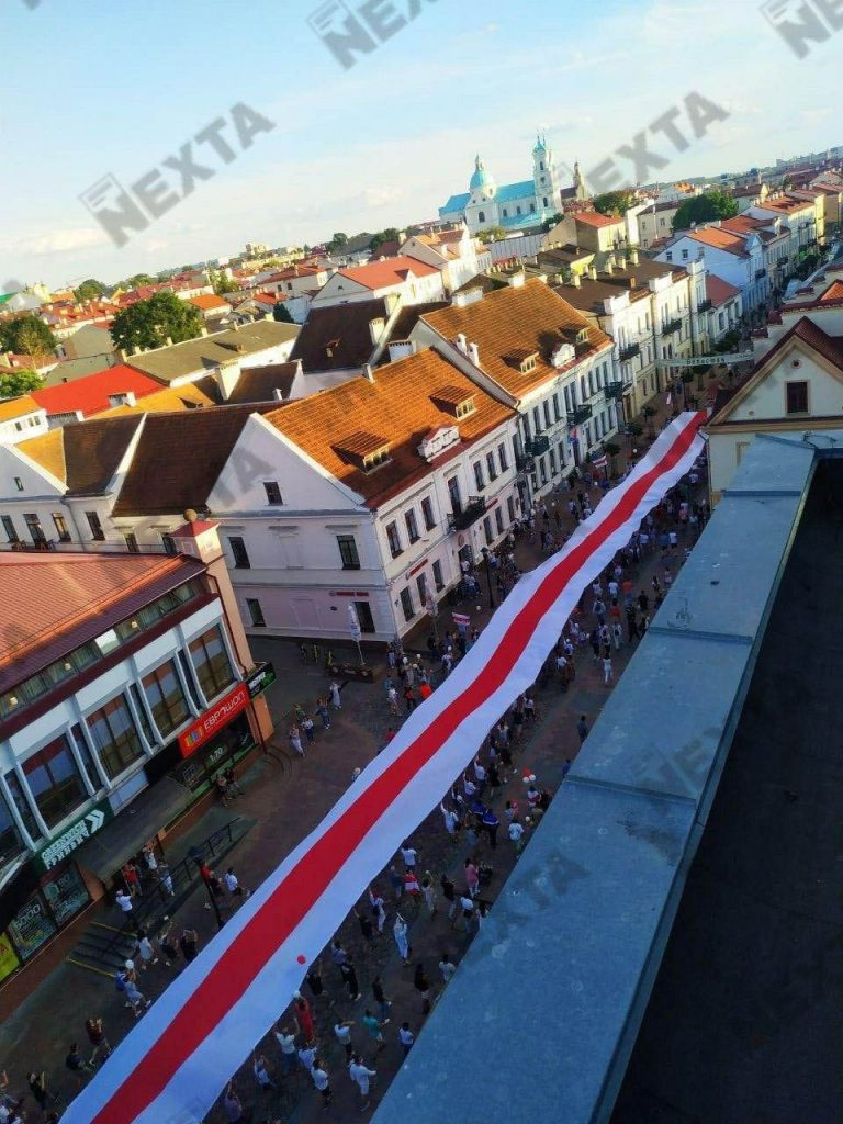 Marsz z flagą na ulicach Grodna