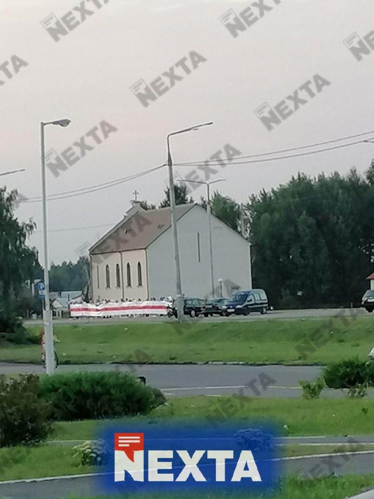 Duża flaga na trasie w mieście Żytkowicze