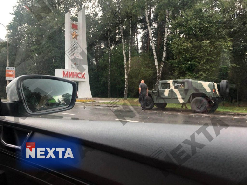 Wojskowe auto na rogatkach Mińska