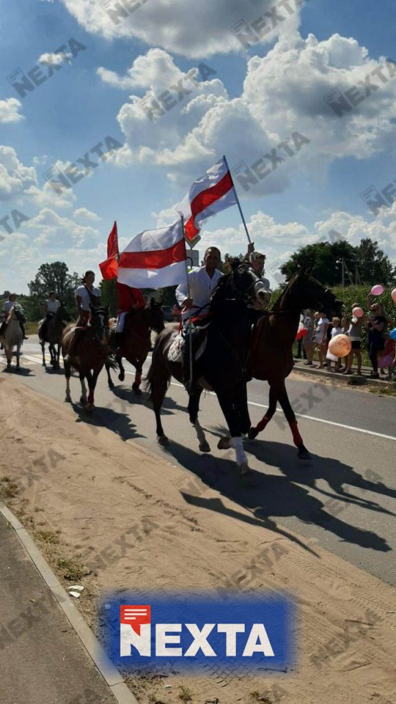 Protestujący z flagami na koniach