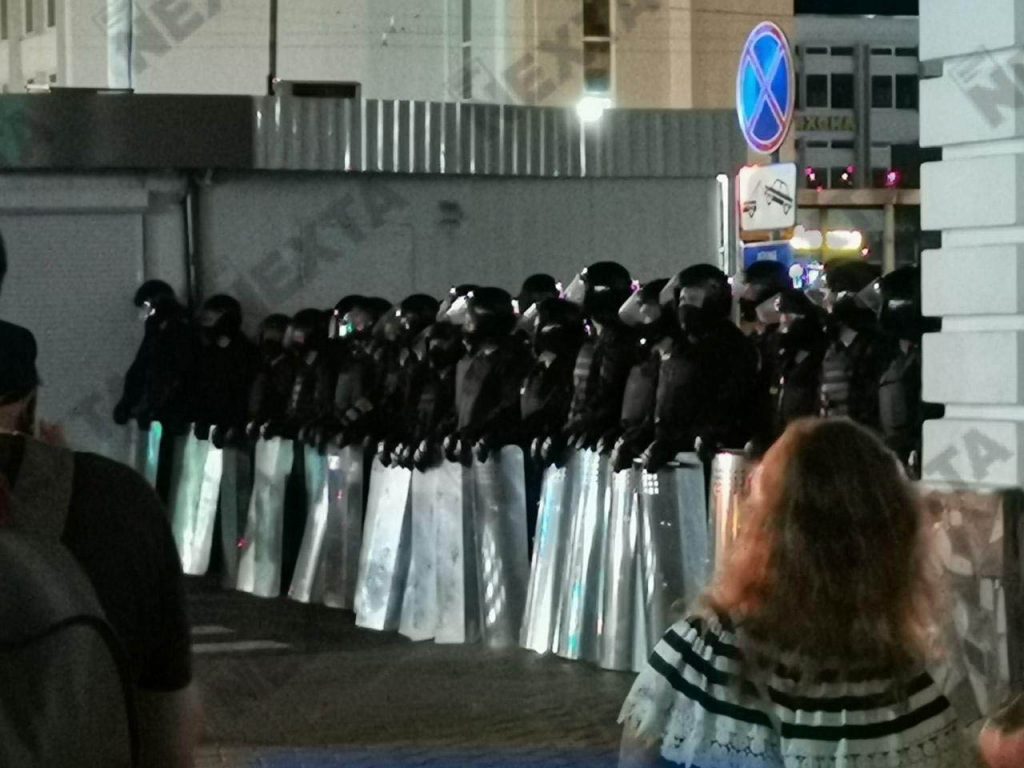 Uzbrojone siły policyjne w centrum Brześcia