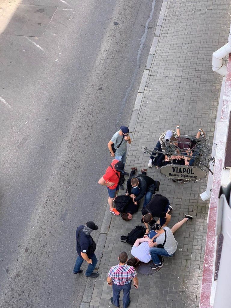 Zatrzymanie dziennikarzy "Dożdżja". Fotografię wykonali mieszkańcy domu na ul. Internacjonalnej w Mińsku.