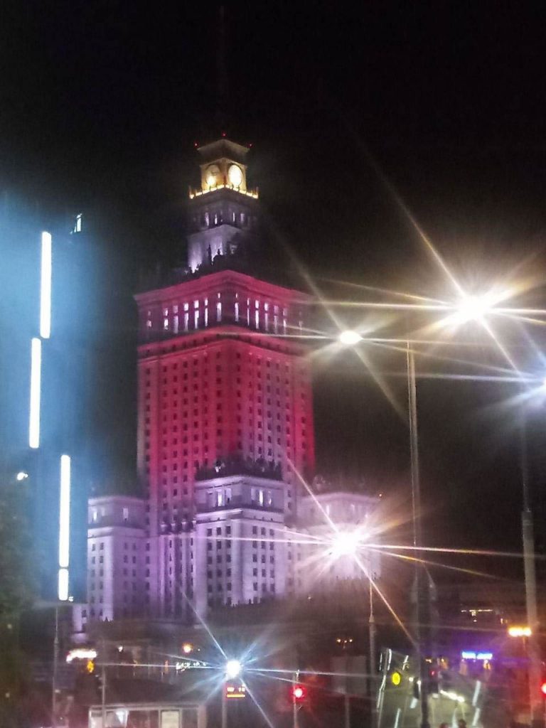 W Warszawie Pałac Kultury został podświetlony na biało-czerwono-biało.