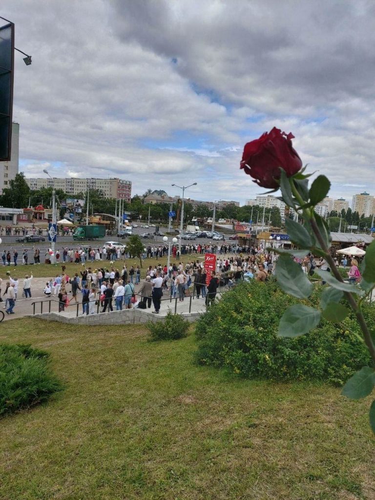 Ambasadorowie UE na Puszkinskaja składają teraz kwiaty w miejscu śmierci protestującego, zgromadziło się tam wiele osób