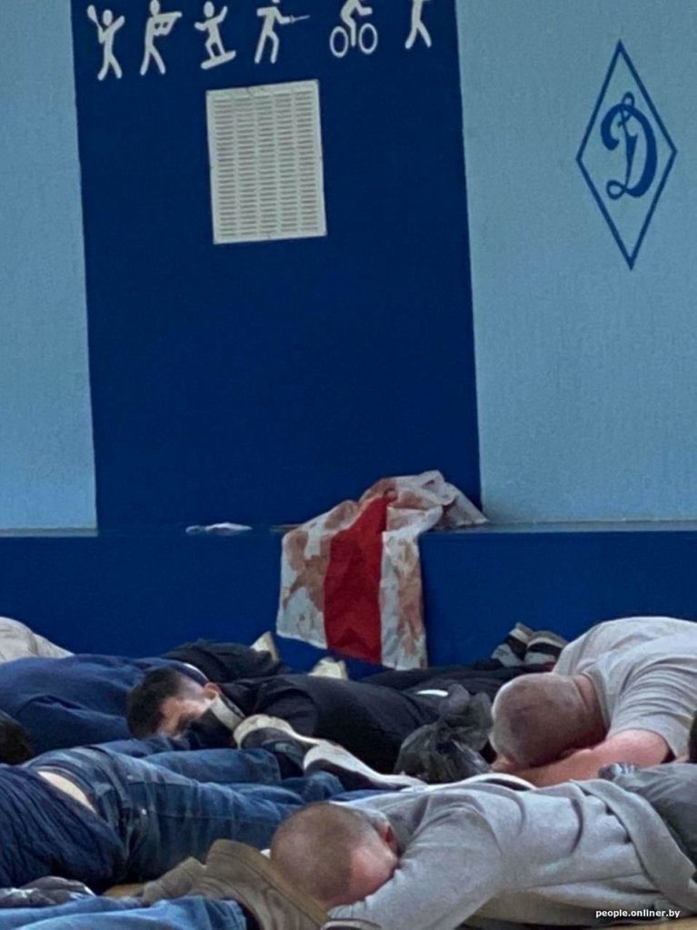 Zdjęcia sali gimnastycznej, w której przetrzymywano osoby zatrzymane podczas akcji. Jak podaje Onliner.by, tak wyglądała hala pershamańskiego oddziału policji w Mińsku 12 sierpnia przed wysłaniem do aresztu śledczego Akrestsin.
