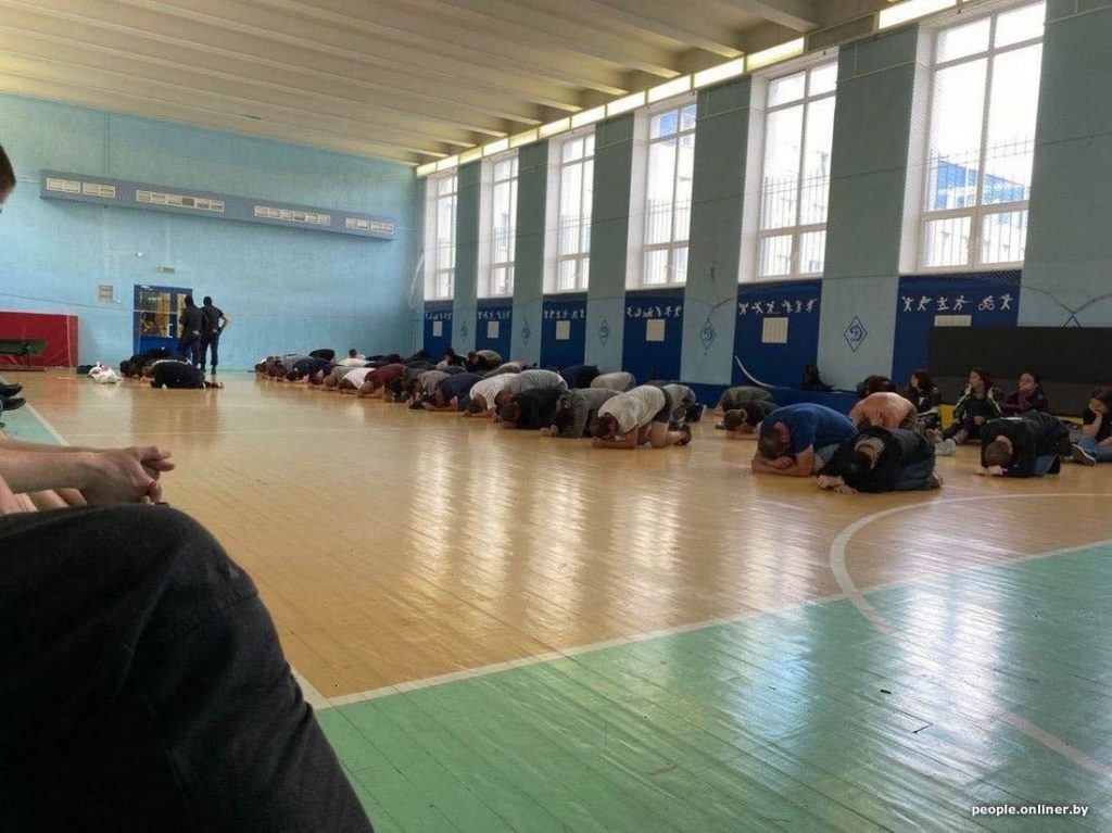 Zdjęcia sali gimnastycznej, w której przetrzymywano osoby zatrzymane podczas akcji. Jak podaje Onliner.by, tak wyglądała hala pershamańskiego oddziału policji w Mińsku 12 sierpnia przed wysłaniem do aresztu śledczego Akrestsin.