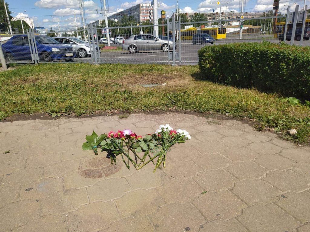 Mieszkańcy Mińska niosą kwiaty na miejsce przy Puszkinskiej, gdzie wczoraj zmarł jeden z protestujących