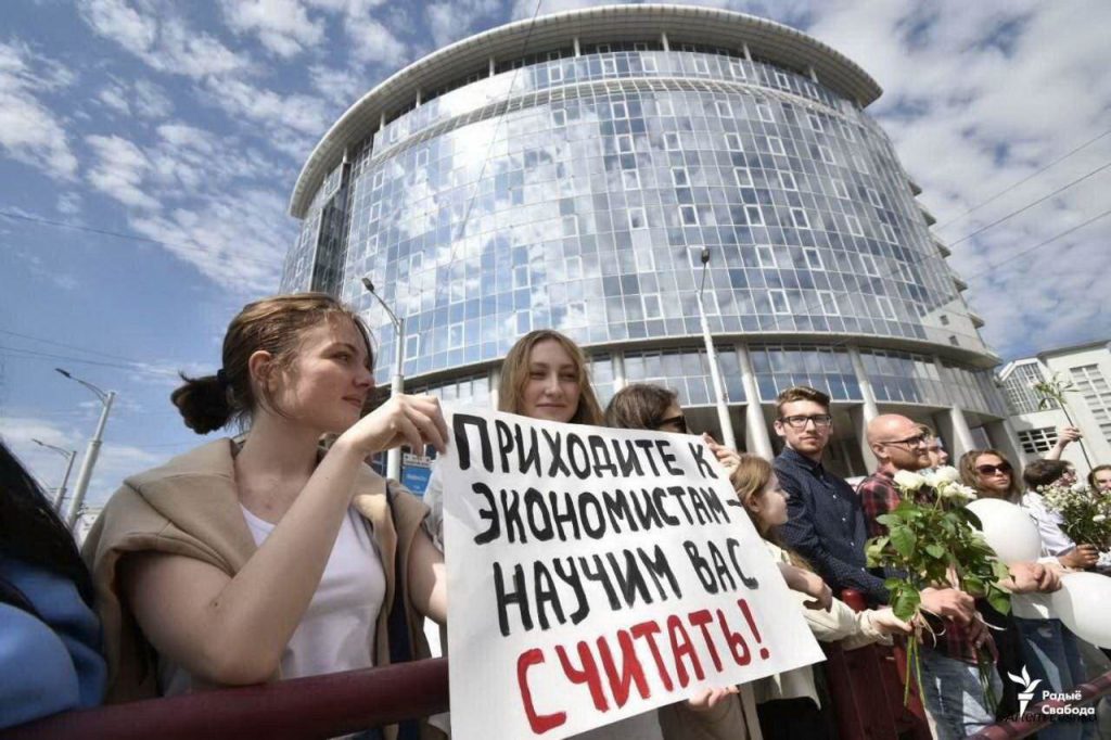 Studenci Białoruskiego Uniwersytetu Państwowego również wzięli udział w akcji protestacyjnej i zaoferowali wszelką możliwą pomoc: „Przyjdź do nas, znamy się na ekonomii,nauczymy Cię liczyć"