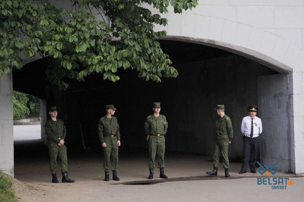 Przy wejściach do Mińska posterunki policji drogowej były wzmacniane przez ludzi w mundurach wojskowych z karabinami maszynowymi.
