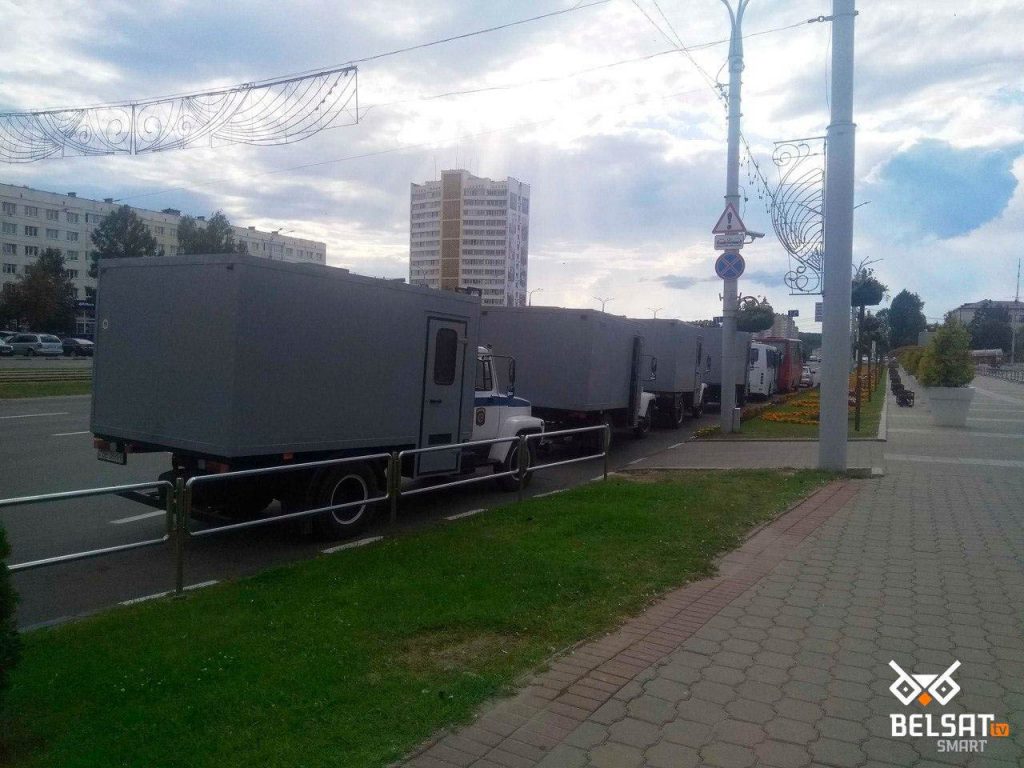 Pojazdy policyjne skoncentrowane w pobliżu Placu Zwycięstwa w Witebsku.
