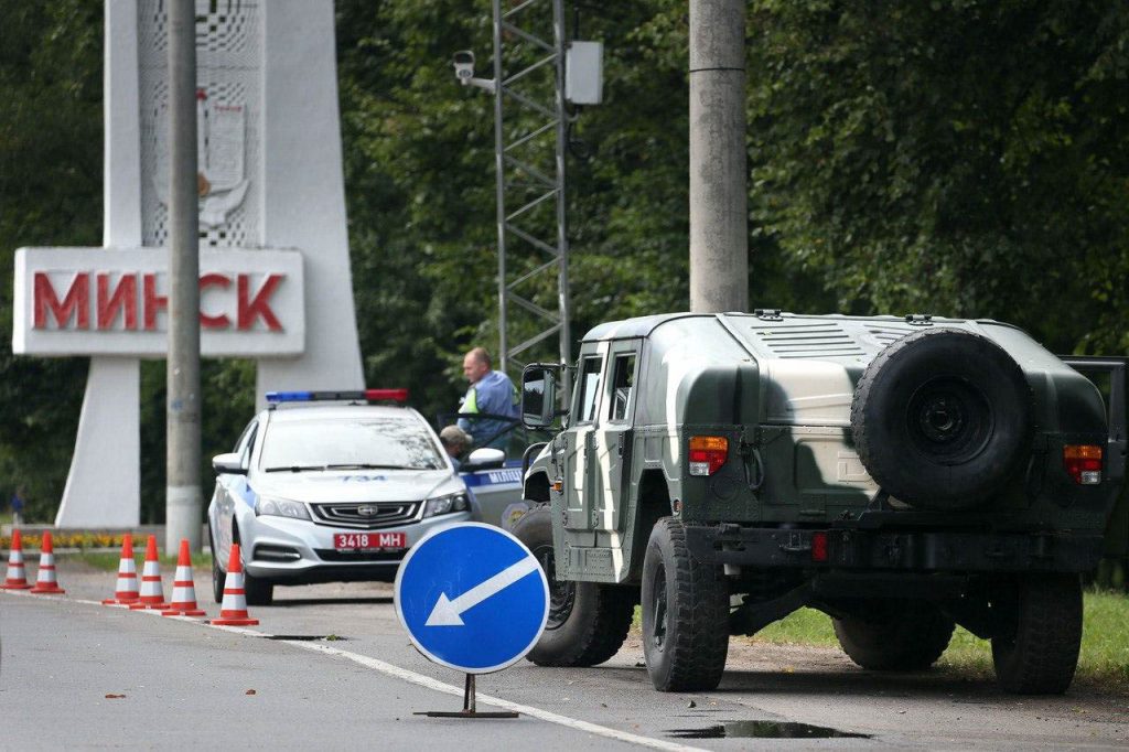 Transportery opancerzone patrolują wjazd do Mińska i ulicę Lenina

