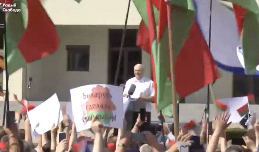 Łukaszenko pojawił się na prorządowym wiecu:

"Drodzy przyjaciele, dziękuję za przybycie."

Ludzie skandują „Za ojca!”