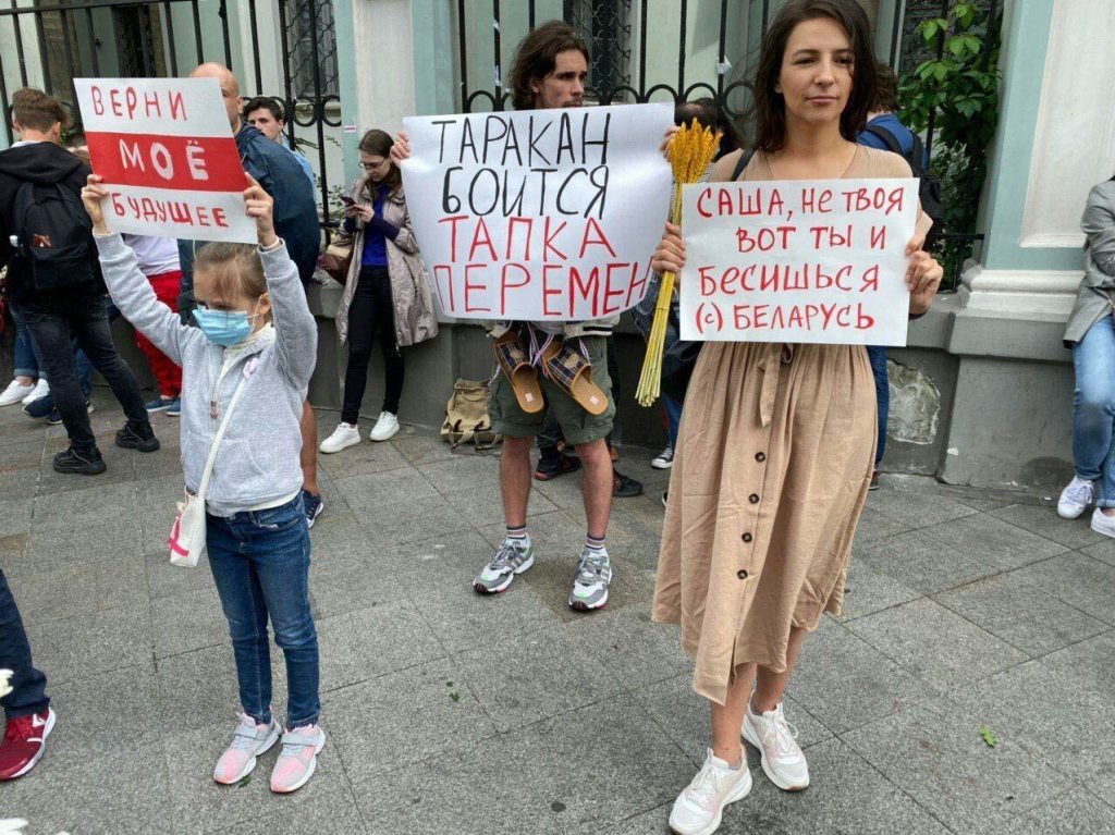 Plakaty: "Chcę odzyskac moją przyszłośc", "Karaluch boi się zmian", "Jesteś zdenerwowany, bo Białoruś nie należy do Ciebie".