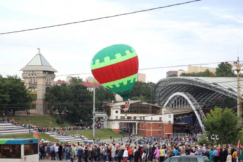 W Witebsku zwykli Białorusini bez środków administracyjnych wypuścili balon na poparcie Łukaszenki, a następnie zebrali się w letnim amfiteatrze i dali koncert