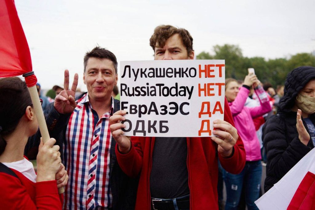 Plakat: "Łukaszenko - nie, Russian Today - Organizacja Układu o Bezpieczeństwie Zbiorowym - tak, Euroazjatycka Wspólnota Gospodarcza - tak  